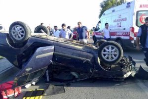 Edremit'te takla atan otomobilde sıkışan 2 kişi yaralandı