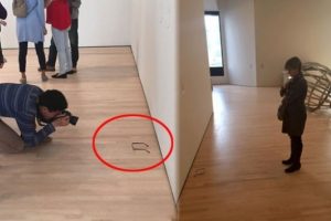 Sanat galerisinde yere g&ouml;zl&uuml;k koydular ve olanlar oldu!
