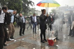 G&ouml;lc&uuml;k'te askeri memurlar bordro yaktılar