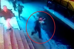 Minib&uuml;s&ccedil;&uuml;lerin sokak ortasında silahlı kavgası kamerada