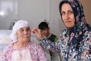 Boşandığı eşinin yatalak annesine bakıyor