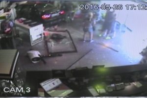 Babanın refleksi bebeğinin hayatını kurtardı!