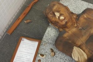 İzmir'de metrodaki heykele saldırı