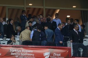 Galatasaray-Fenerbah&ccedil;e ma&ccedil;ında protokol trib&uuml;n&uuml;nde olaylar &ccedil;ıktı