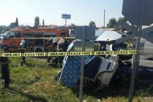 Aydın'da &ouml;ğrenci servisi kazası: 1 &ouml;l&uuml;, 18 yaralı