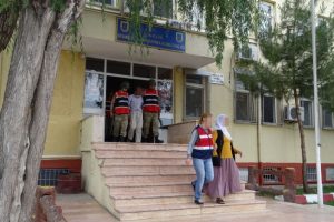 Diyarbakır'da eş zamanlı operasyon: 12 g&ouml;zaltı