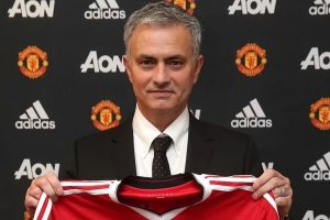 Rio Ferdinand, Twitter hesabından Mourinho'nun United'a imza attığını duyurdu
