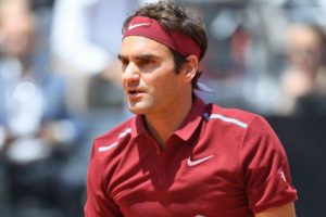 Basel'in kupasını Roger Federer verdi