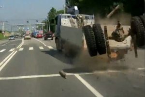 Kamyonun dingili bir anda fırladı