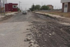 Derik'te parke taşları s&ouml;k&uuml;l&uuml;p, yerine asfalt yapılıyor
