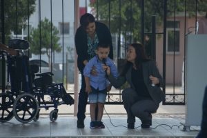 Bursa'da engelli &ccedil;ocuklar tekerlekli sandalyelerine kavuştu