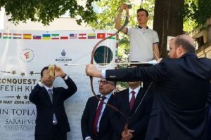 Bilal Erdoğan barış i&ccedil;in ok attı