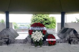 27 Mayıs'ın yıld&ouml;n&uuml;m&uuml;nde Menderes ve arkadaşları anıldı