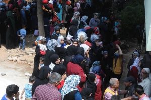 Suriyeliler gıda yardımı i&ccedil;in uzun kuyruk oluşturdu