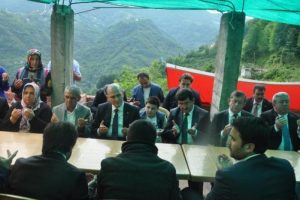 Bakan Soylu, şehit evine gitti, kabri başında dua etti