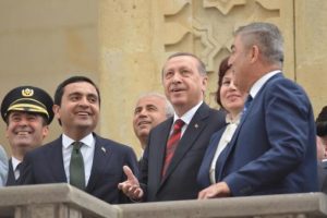 Cumhurbaşkanı cuma namazı kılarken, 3 kadın &ccedil;atıya &ccedil;ıktı