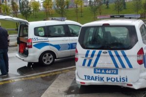 Kaza raporu tutan polislere otomobil &ccedil;arptı