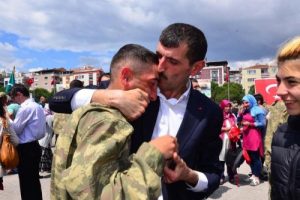 Manisa'da temel eğitimini tamamlayan askerler yemin etti