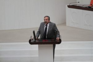 Mecliste h&uuml;k&uuml;mete destek tartışması