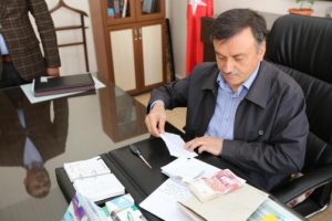 Temizlik iş&ccedil;isi yerde bulduğu 3 bin sterlini sahibine iade etti