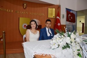 Bu kez boşanmak i&ccedil;in değil, evlenmek i&ccedil;in adliyeye geldiler