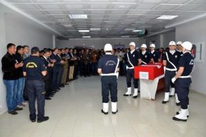 Tunceli'de halı sahada kalp krizi ge&ccedil;iren polis memuru hayatını kaybetti