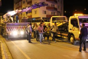 Otomobil park halindeki TIR'a &ccedil;arptı: 2 &ouml;l&uuml;