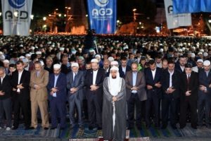 Ayasofya &ouml;n&uuml;nde fetih namazı