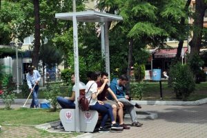 G&uuml;neş enerjili banklar cep telefonunu şarj ediyor