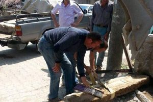 &Ccedil;alınmasın diye k&ouml;şebent takılan lahit m&uuml;zeye g&ouml;t&uuml;r&uuml;ld&uuml;