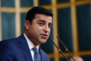 Demirtaş: "&Ouml;calan kanı durdurmak i&ccedil;in gece g&uuml;nd&uuml;z &ccedil;alışıyor"