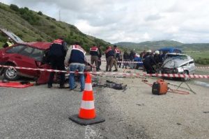 &Ccedil;orum'da iki otomobil &ccedil;arpıştı : 2 &ouml;l&uuml;, 3 yaralı