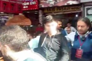 Polise teslim olmamak i&ccedil;in kafasına silah dayadı!