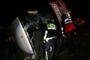 Yozgat'ta yolcu otob&uuml;s&uuml; devrildi: 3 &ouml;l&uuml;, 30 yaralı