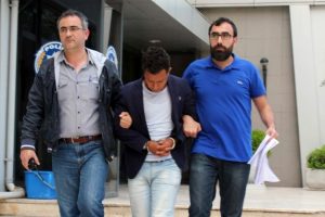 Bursa'da t&uuml;m servetini balkondan dolandırıcılara attı!