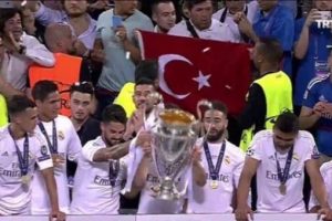 Dev finale T&uuml;rk bayraklı taraftar damga vurdu!