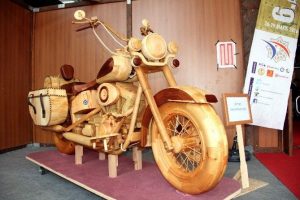 &uuml;&ccedil; yılda el iş&ccedil;iliğiyle ağa&ccedil;tan motosiklet yaptı