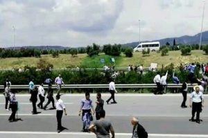 Konferansına izin verilmedi, yolu kapattılar