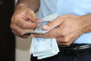 Adana'da yakalanan dilencinin &uuml;zerinden 6 bin lira &ccedil;ıktı