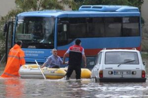 Adana'da yağış hayatı fel&ccedil; etti!