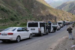 Y&uuml;ksekova yolu doldu taştı...Haberi duyan yola &ccedil;ıktı!