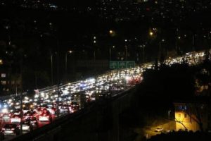 K&ouml;pr&uuml;de aynı anda iki ayrı intihar girişimi trafiği fel&ccedil; etti