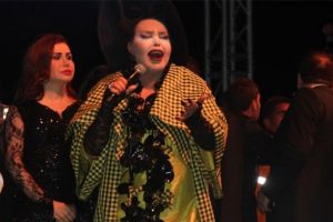 B&uuml;lent Ersoy, dolarların havada u&ccedil;uştuğu s&uuml;nnette sahne aldı