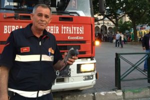 Bursa'da ağa&ccedil;ta can &ccedil;ekişen kuş i&ccedil;in seferber oldular