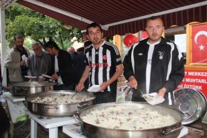 Beşiktaş taraftarları şampiyonluğu etli pilavla kutluyor