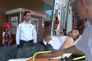 Bursa'da 11 yaşındaki oğlunun g&ouml;zleri &ouml;n&uuml;nde tekme tokat d&ouml;vd&uuml;ler!