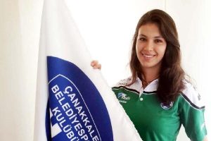 &Ccedil;anakkale Belediyespor'da Beyza imzaladı