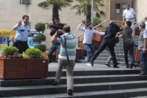 Bursa'da cinayet davası &ouml;ncesi meydan kavgası