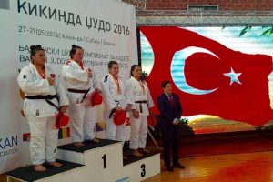 Rize'li sporcu K&uuml;branur Esir g&uuml;m&uuml;ş madalya kazandı