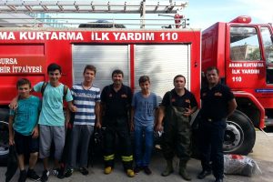 Bursa'da gen&ccedil;ler mahsur kaldı! Kapaklar a&ccedil;ıldı, su y&uuml;kseldi...